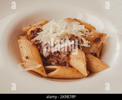 Pâtes avec sauce à la viande, empilage, gros plan, cuisine italienne, Italie - plat italien traditionnel Banque D'Images