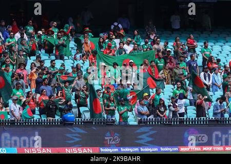 Sydney Cricket Ground, Nouvelle-Galles du Sud, Ausaila. 27th octobre 2022. T20 international cricket Afrique du Sud contre coupe du monde du Bangladesh; les fans du Bangladesh montrent leur soutien crédit: Action plus Sports/Alamy Live News Banque D'Images