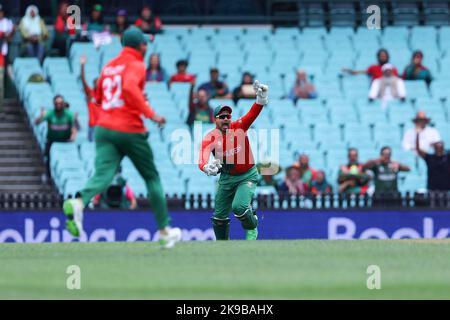 Sydney Cricket Ground, Nouvelle-Galles du Sud, Ausaila. 27th octobre 2022. T20 international cricket Afrique du Sud contre coupe du monde du Bangladesh; Mustafizur Rahman du Bangladesh fait appel au crédit de l'arbitre: Action plus Sports/Alamy Live News Banque D'Images