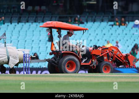 Sydney Cricket Ground, Nouvelle-Galles du Sud, Ausaila. 27th octobre 2022. T20 international cricket Afrique du Sud contre coupe du monde du Bangladesh ; Un tracteur au sol prend les couvertures du crédit de cricket : action plus Sports/Alamy Live News Banque D'Images