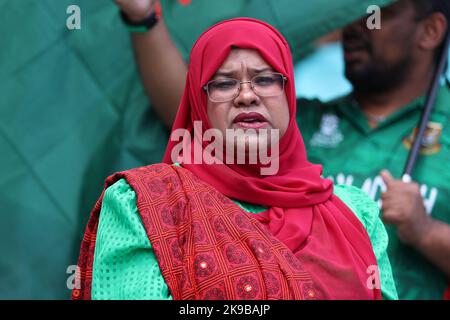 Sydney Cricket Ground, Nouvelle-Galles du Sud, Ausaila. 27th octobre 2022. T20 international cricket Afrique du Sud versus coupe du monde du Bangladesh; fan du Bangladesh chante leur hymne national crédit: Action plus Sports/Alamy Live News Banque D'Images