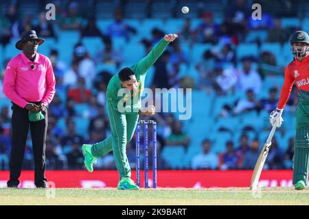 Sydney Cricket Ground, Nouvelle-Galles du Sud, Ausaila. 27th octobre 2022. T20 international cricket Afrique du Sud contre coupe du monde du Bangladesh; Tabraiz Shamsi de l'Afrique du Sud Bowls Credit: Action plus Sports/Alamy Live News Banque D'Images