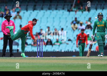 Sydney Cricket Ground, Nouvelle-Galles du Sud, Ausaila. 27th octobre 2022. T20 international cricket Afrique du Sud contre coupe du monde du Bangladesh; Mehidy Hasan du Bangladesh Bowls Credit: Action plus Sports/Alamy Live News Banque D'Images