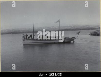 Vue de Tomehamn. Le remorqueur 'Lajla' de Torneträsk pendant la construction de la voie frontalière nationale. La construction de chemins de fer dans les zones de déperdition et en particulier dans les zones isolées comme celles du nord de Kiruna a exigé des efforts considérables pour le transport du personnel, des fournitures, de l'équipement et des matériaux. Jusqu'à Kiruna, le transport a été passé par la construction rapide d'une piste exécutable à partir de Gällivare. Lorsque la rambarde à l'automne 1900 a atteint Torneträsk, elle a commencé à passer la plupart des marchandises nécessaires cette route et plus loin avec le bateau à moteur Laila le long de la ligne ou l'hiver avec des traîneaux. Banque D'Images