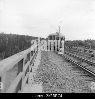 Chemins de fer d'État, SJ YCO6. Voiture sur le pont de Byskeälvs, à la gare de Jörn. Banque D'Images