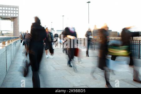 Résumé Rush Hour navetteurs. Une grande touche, une longue exposition flou de travailleurs d'affaires anonymes sur leur chemin vers le bureau dans un froid matin de Londres. Banque D'Images