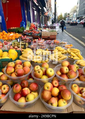 Slough, Berkshire, Royaume-Uni. 44th octobre 2022. Fruits à vendre à l'extérieur d'un magasin dans Slough High Street. L'augmentation du coût de la vie signifie que beaucoup de gens changent leurs habitudes d'achat comme ils cherchent à dépenser moins d'argent. Crédit : Maureen McLean/Alay Banque D'Images