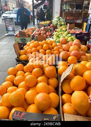 Slough, Berkshire, Royaume-Uni. 44th octobre 2022. Fruits à vendre à l'extérieur d'un magasin dans Slough High Street. L'augmentation du coût de la vie signifie que beaucoup de gens changent leurs habitudes d'achat comme ils cherchent à dépenser moins d'argent. Crédit : Maureen McLean/Alay Banque D'Images