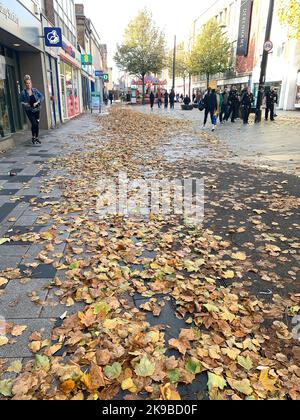 Slough, Berkshire, Royaume-Uni. 44th octobre 2022. Feuilles d'automne à Slough High Street. Le centre-ville de Slough est beaucoup plus calme qu'auparavant car de nombreux magasins ont fermé avant le réaménagement du centre-ville. Crédit : Maureen McLean/Alay Banque D'Images