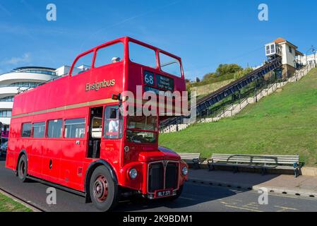 Southend on Sea, Essex, Royaume-Uni. 27th octobre 2022. Le matin couvert s'est brisé en une chaude et ensoleillée journée d'automne dans la ville de Southend sur la mer, avec des visiteurs attirés par les attractions de la mer. Bus AEC Routemaster à toit ouvert d'époque, qui assure un service en bord de mer, en passant par le funiculaire restauré Cliff Lift, construit en 1912 Banque D'Images