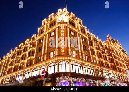 Londres - 8 déc : Vue de la nuit de Harrods avec décoration de Noël le déc 8, 2012, Londres, Royaume-Uni. Ce grand magasin a été ouvert à 1824 et maintenant c'est sur Banque D'Images