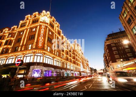 Londres - 8 déc : Vue de la nuit de Harrods avec décoration de Noël le déc 8, 2012, Londres, Royaume-Uni. Ce grand magasin a été ouvert à 1824 et maintenant c'est sur Banque D'Images