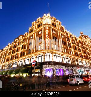 Londres - 8 déc : Vue de la nuit de Harrods avec décoration de Noël le déc 8, 2012, Londres, Royaume-Uni. Ce grand magasin a été ouvert à 1824 et maintenant c'est sur Banque D'Images