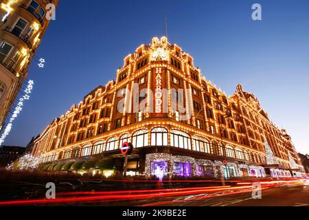 Londres - 8 déc : Vue de la nuit de Harrods avec décoration de Noël le déc 8, 2012, Londres, Royaume-Uni. Ce grand magasin a été ouvert à 1824 et maintenant c'est sur Banque D'Images