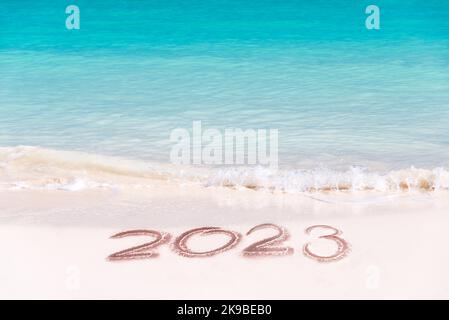 2023 écrit sur le sable d'une plage tropicale, carte de voyage du nouvel an Banque D'Images