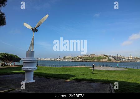 Le front de mer de Cattawater et de Plymouth offre une toile de fond au monument commémoratif de la RAF Mount Batten. Il s'agit d'un prollor à trois lames monté sur une Bla Banque D'Images