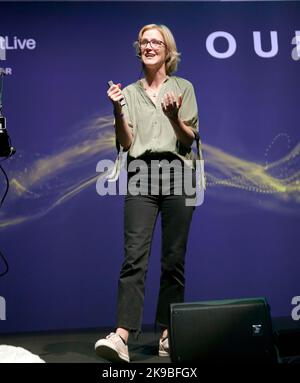 La professeure Seirian Sumner donne son discours intitulé « Pourquoi les guêpes comptent », sur la scène notre planète à New Scientist Live 2022 Banque D'Images