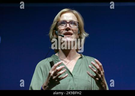 La professeure Seirian Sumner donne son discours intitulé « Pourquoi les guêpes comptent », sur la scène notre planète à New Scientist Live 2022 Banque D'Images