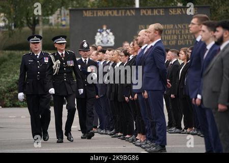 Le commissaire de police métropolitaine Mark Rowley (2nd à gauche) inspecte les nouvelles recrues de la police lors de son premier défilé de départ depuis sa prise en charge de la force, à l'Académie de police d'Hendon, à Londres. Date de la photo: Jeudi 27 octobre 2022. Banque D'Images