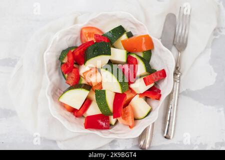 tas de cubes de légumes frais crus dans un beau bol en céramique Banque D'Images