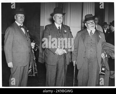Photo prise en même temps que la visite de Julius Dorpmüller en Suède. Dorpmüller, au milieu, était directeur général de la Deutsche Reichsbahn et ministre des Transports pendant le gouvernement national nazi au moment de la visite. À l'extrême gauche se trouve Axel Granholm, alors directeur général des chemins de fer de l'État. Le long de la droite se trouve la tête des chemins de fer à Stettin, Friedrich Lohse. Banque D'Images