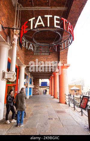 Panneau d'entrée, galerie d'art Tate Liverpool, Royal Albert Docks, Liverpool, Merseyside, Angleterre Banque D'Images