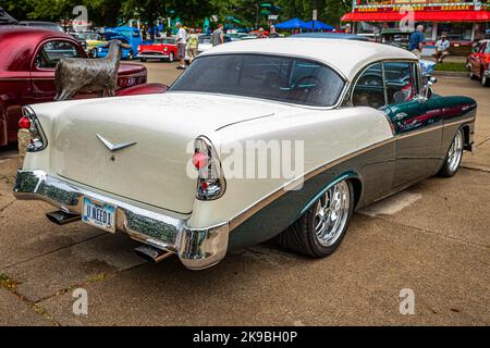 Des Moines, IA - 01 juillet 2022 : vue d'angle arrière à haute perspective d'un coupé Delray 210 1956 de Chevrolet lors d'un salon automobile local. Banque D'Images