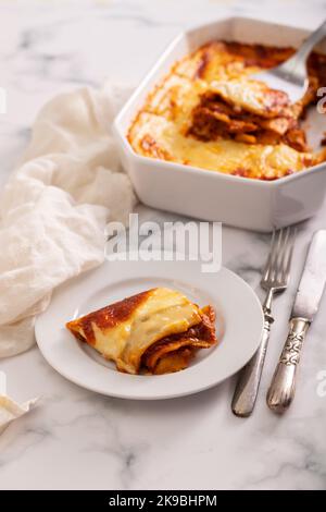 Lasagnes fraîches à la viande et sauce tomate cuites au four dans un plat en céramique. Banque D'Images