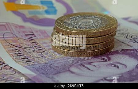 Banque d'Angleterre, billets de banque en livres sterling, avec deux pièces de monnaie de livre montrant l'inscription, 'tanding sur les épaules des géants'. Pièces de monnaie et billets en monnaie forte Banque D'Images