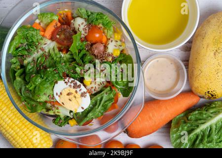 Des salades de légumes saines pour un mode de vie sain Banque D'Images