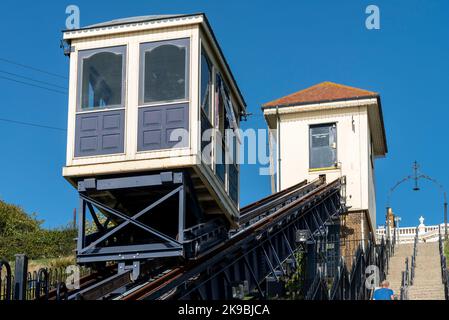 Southend on Sea, Essex, Royaume-Uni. 27th octobre 2022. Le matin couvert s'est brisé en une chaude et ensoleillée journée d'automne dans la ville de Southend sur la mer, avec des visiteurs attirés par les attractions de la mer. Le funiculaire restauré de Cliff Lift, construit en 1912 et récemment remis en service, transporte les passagers vers le haut et le bas des jardins de Cliff Banque D'Images