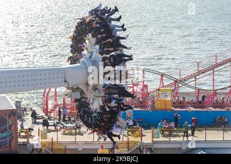 Southend on Sea, Essex, Royaume-Uni. 27th octobre 2022. Le matin couvert s'est brisé en une chaude et ensoleillée journée d'automne dans la ville de Southend sur la mer, avec des visiteurs attirés par les attractions de la mer. Les jeunes de l'axe se sont enivés dans le parc à thème Adventure Island. École à mi-parcours Banque D'Images