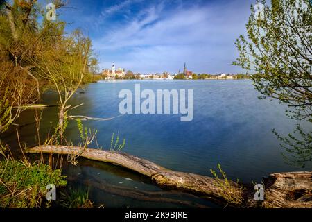 Vue sur le lac Schwerin jusqu'au château de Schwerin, siège du Parlement d'État de Mecklembourg-Poméranie occidentale, cathédrale Saint-Pétersbourg Mary et St. Johanna Banque D'Images