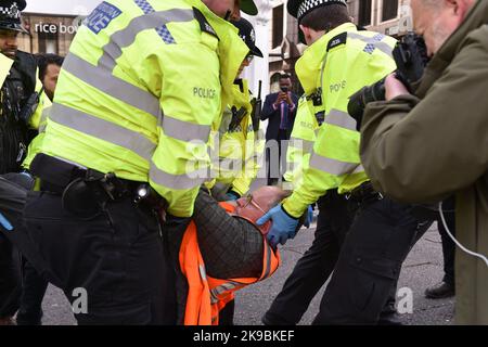 Londres, Angleterre, Royaume-Uni. 27th octobre 2022. L'activiste a été arrêté pendant la manifestation. Les activistes du climat de Just Stop Oil ont bloqué la jonction entre Queen Victoria Street et Cannon Street dans la City de Londres. Les activistes exigent de mettre fin à toutes les licences futures pour l'exploration et le développement des combustibles fossiles au Royaume-Uni. (Image de crédit : © Thomas Krych/ZUMA Press Wire) Banque D'Images