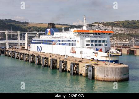 Fierté de Canterbury traversée-canal ferry amarré au port de Douvres, 11 septembre 2022. Les falaises blanches de douvres et les collines verdoyantes à l'arrière. Banque D'Images