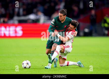 Kostas Tsimikas de Liverpool (à gauche) et Francisco Conceicao d'Ajax se battent pour le ballon lors du groupe de la Ligue des champions de l'UEFA Un match à la Johan Cruyff Arena d'Amsterdam, pays-Bas. Date de la photo: Mercredi 26 octobre 2022. Banque D'Images
