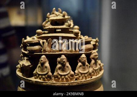 HANGZHOU, CHINE - le 6 SEPTEMBRE 2022 - (FICHIER) une exposition « des pots en plastique empilés avec du celadon du four du Yue de la dynastie Jin de l'Ouest » est exposée Banque D'Images