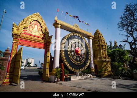 Grand Gong au Wat Ounalom à Phnom Penh, Cambodge. l'entrée au temple. La pagode bouddhiste. Attractions touristiques à Phnom Penh Banque D'Images