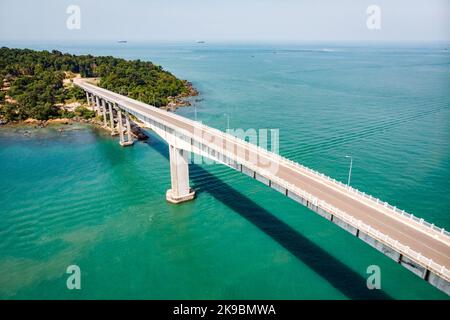 Longue route et passerelle TECHO MORAKAT à Snake Island KOH PUOS. Sihanoukville. Le Cambodge. Vue de dessus Vue aérienne. Banque D'Images