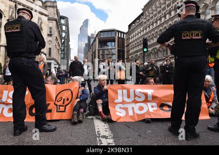 Londres, Angleterre, Royaume-Uni. 27th octobre 2022. Les activistes du climat de Just Stop Oil ont bloqué la jonction entre Queen Victoria Street et Cannon Street dans la City de Londres. Les activistes exigent de mettre fin à toutes les licences futures pour l'exploration et le développement des combustibles fossiles au Royaume-Uni. (Image de crédit : © Thomas Krych/ZUMA Press Wire) Banque D'Images