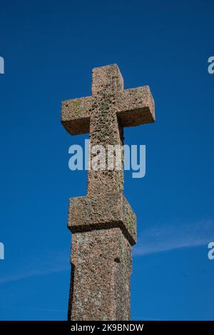 Croix chrétienne en granit rose sur les cotes d'Armor en Bretagne Banque D'Images