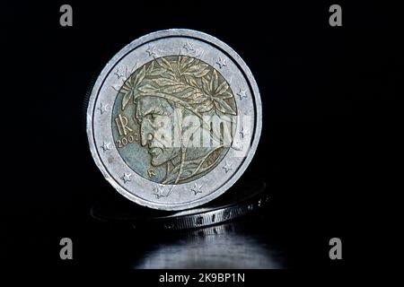 Deux pièces d'euro de 2002 dédiées au poète Dante Alighieri, l'une des plus célèbres et les plus répandues d'Europe. Banque D'Images