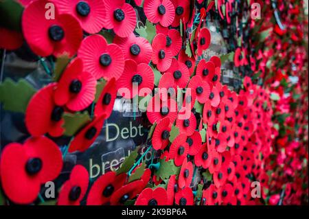 Londres, Royaume-Uni. 27th octobre 2022. Le Poppy Appeal 2022 de la Royal British Legion est lancé avec un mur de coquelicots de 6 mètres de large présentant des histoires d'anciens combattants, de bénéficiaires RBL (dont beaucoup ont reçu un soutien de sauvetage) et de leurs familles - les gens derrière le coquelicot. Les membres du public ont été invités à retirer un coquelicot de papier du mur pour découvrir les histoires. L'organisme de bienfaisance exhorte les gens à porter un coquelicot cette année pour montrer qu'ils s'en soucient et que le service et le sacrifice du personnel en service, des anciens combattants et de leurs familles ne seront jamais oubliés. Crédit : Guy Bell/Alay Live News Banque D'Images