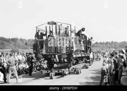 Les chemins de fer de l'État, SJ OE 86688. Carnaval des étudiants à Gärdet à Stockholm. Chariot de transport ouvert chargé sur Vagnbjörn. Banque D'Images