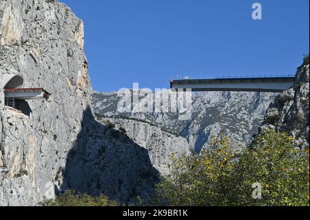 Le projet de route de contournement d’omis sur la côte dalmate de Croatie, qui comprend la construction d’un pont de 216 mètres reliant deux tunnels, est en pleine oscillation. Il s'agit de l'un des projets d'infrastructure les plus complexes actuellement en cours en Croatie et il y aura également la construction de la route rapide Stobrec – Dugi Rat – omis qui aidera à atténuer les problèmes de circulation sur la route très fréquentée de Split-omis pendant la saison touristique. La construction du pont à 70 mètres au-dessus du canyon de la rivière Cetina, qui reliera le nouveau tunnel de Komorjak au tunnel existant d'omis, a débuté en 2019. Constructio Banque D'Images