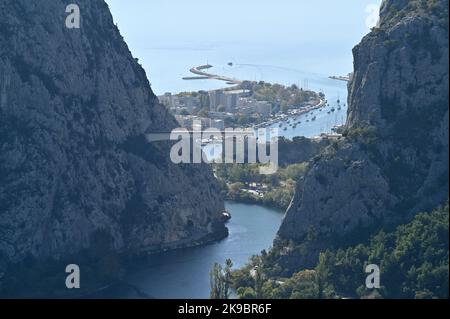 Le projet de route de contournement d’omis sur la côte dalmate de Croatie, qui comprend la construction d’un pont de 216 mètres reliant deux tunnels, est en pleine oscillation. Il s'agit de l'un des projets d'infrastructure les plus complexes actuellement en cours en Croatie et il y aura également la construction de la route rapide Stobrec – Dugi Rat – omis qui aidera à atténuer les problèmes de circulation sur la route très fréquentée de Split-omis pendant la saison touristique. La construction du pont à 70 mètres au-dessus du canyon de la rivière Cetina, qui reliera le nouveau tunnel de Komorjak au tunnel existant d'omis, a débuté en 2019. Constructio Banque D'Images