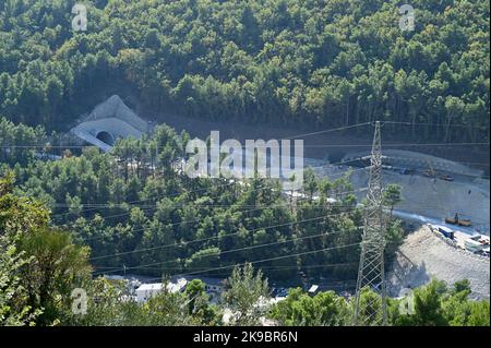 Le projet de route de contournement d’omis sur la côte dalmate de Croatie, qui comprend la construction d’un pont de 216 mètres reliant deux tunnels, est en pleine oscillation. Il s'agit de l'un des projets d'infrastructure les plus complexes actuellement en cours en Croatie et il y aura également la construction de la route rapide Stobrec – Dugi Rat – omis qui aidera à atténuer les problèmes de circulation sur la route très fréquentée de Split-omis pendant la saison touristique. La construction du pont à 70 mètres au-dessus du canyon de la rivière Cetina, qui reliera le nouveau tunnel de Komorjak au tunnel existant d'omis, a débuté en 2019. Constructio Banque D'Images