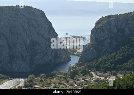 Le projet de route de contournement d’omis sur la côte dalmate de Croatie, qui comprend la construction d’un pont de 216 mètres reliant deux tunnels, est en pleine oscillation. Il s'agit de l'un des projets d'infrastructure les plus complexes actuellement en cours en Croatie et il y aura également la construction de la route rapide Stobrec – Dugi Rat – omis qui aidera à atténuer les problèmes de circulation sur la route très fréquentée de Split-omis pendant la saison touristique. La construction du pont à 70 mètres au-dessus du canyon de la rivière Cetina, qui reliera le nouveau tunnel de Komorjak au tunnel existant d'omis, a débuté en 2019. Constructio Banque D'Images