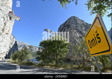 Le projet de route de contournement d’omis sur la côte dalmate de Croatie, qui comprend la construction d’un pont de 216 mètres reliant deux tunnels, est en pleine oscillation. Il s'agit de l'un des projets d'infrastructure les plus complexes actuellement en cours en Croatie et il y aura également la construction de la route rapide Stobrec – Dugi Rat – omis qui aidera à atténuer les problèmes de circulation sur la route très fréquentée de Split-omis pendant la saison touristique. La construction du pont à 70 mètres au-dessus du canyon de la rivière Cetina, qui reliera le nouveau tunnel de Komorjak au tunnel existant d'omis, a débuté en 2019. Constructio Banque D'Images