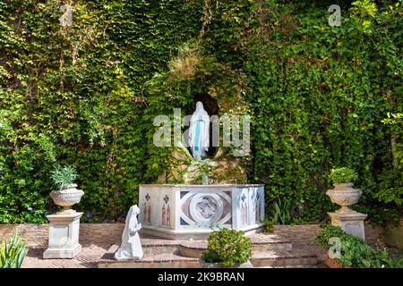 Grotte notre-Dame de Lourdes à l'église du Sacré-cœur de Gibraltar Banque D'Images